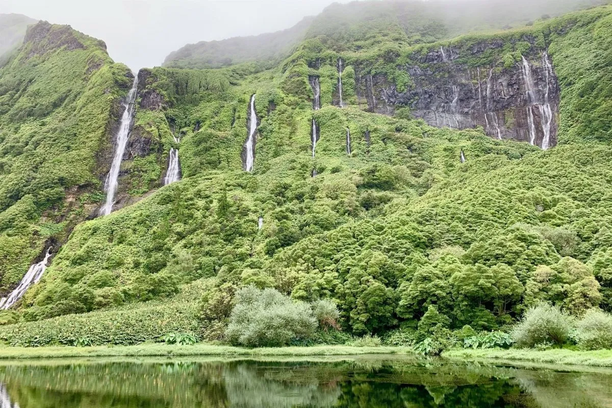 Foto van de watervallen bij Poço da Ribeira do Ferreiro op Flores, Azoren