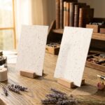 Enkele kaarten van groeipapier in houten standaards op tafel, met lavendel