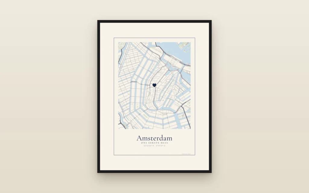 Ingelijste stadskaart van Amsterdam met de tekst Ons eerste huis, aan de muur