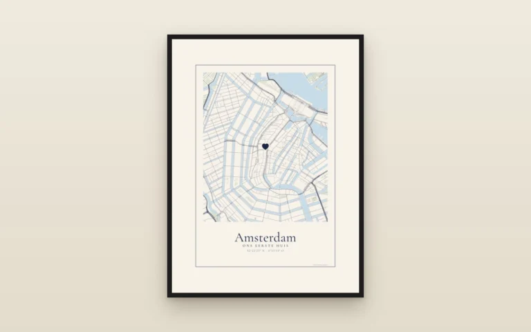 Ingelijste stadskaart van Amsterdam met de tekst Ons eerste huis, aan de muur